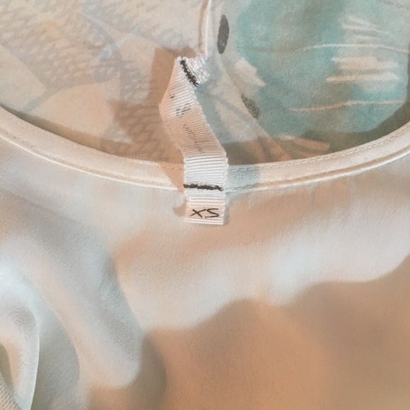 Beautiful and Feminine Dress Top - Picture 5 of 6